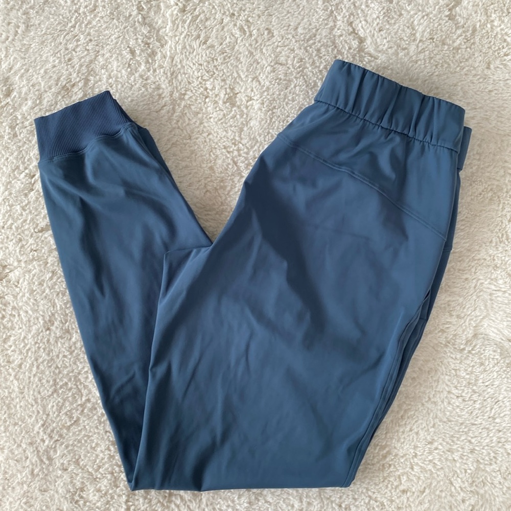 ❤️ Lululemon On the Fly Jogger Size 4 Blue NWOT